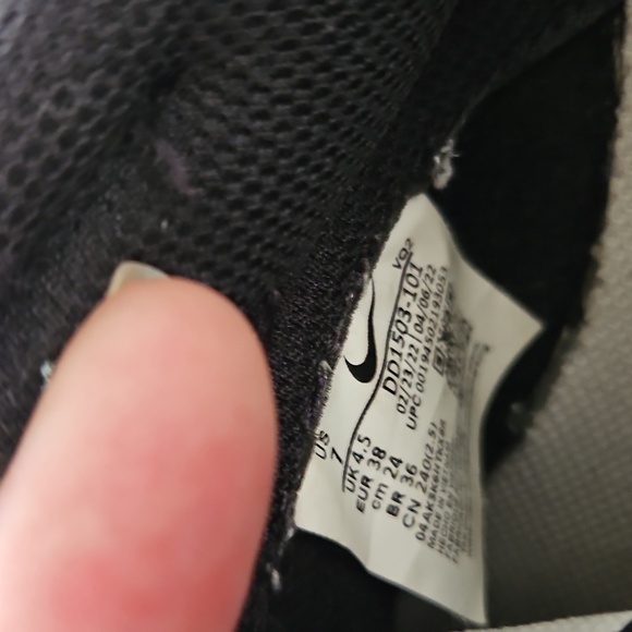 Nike Classic Black and White Low-Tops - Picture 4 of 6